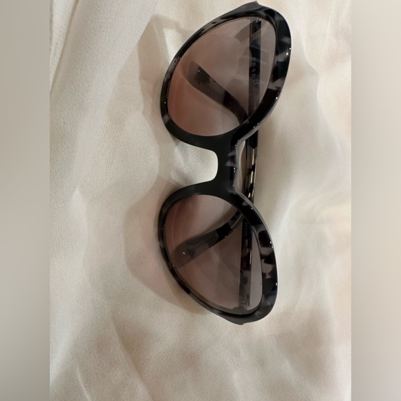 Prada sunglasses excellent condition no scratches - Picture 9 of 12